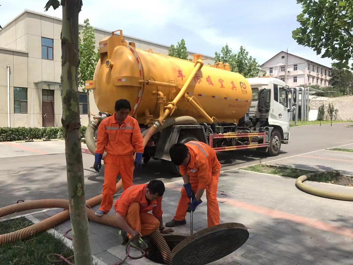 固镇管道疏通车停在窨井附近